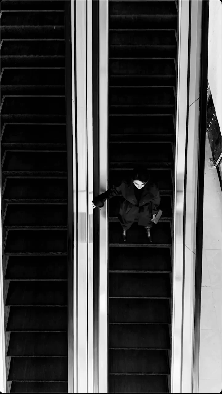 Tanaz Agahi on the escalator, black and white